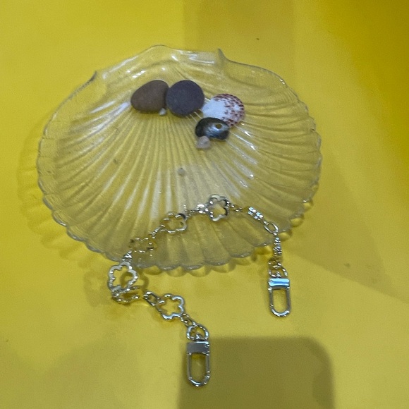 Gold Plated Flower Clutch Chain (10 in) - Picture 5 of 7